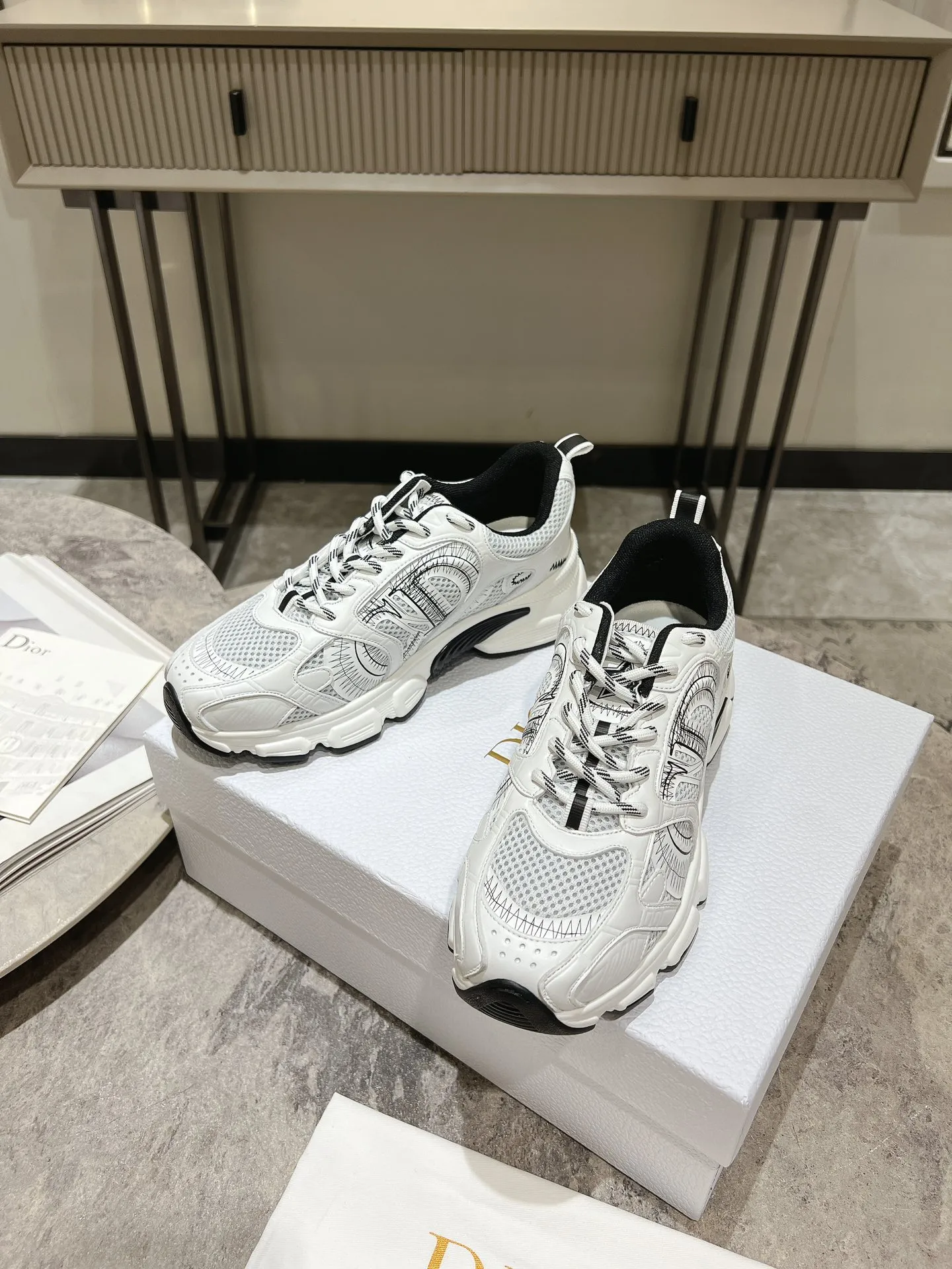 👟👟Ex-factory price 600👟👟 The latest hot model, the star model 2024 main hot product, the newly released Dior Chrono new casual sports shoes, running shoes, dad shoes are really cool, full of futuristic feeling! Really cool! Once again interpreting Dior's concept of cool fashion, the lucky star will bless you with good luck. The new EVA sole is super light and super soft! A perfect replica of the original! Fully matched material and mold! ! Women’s size: 35-39 (40.41 customized)